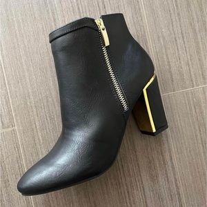 Super cute Dunion women’s boots, black with gold heel and zipper. Size 6.5.